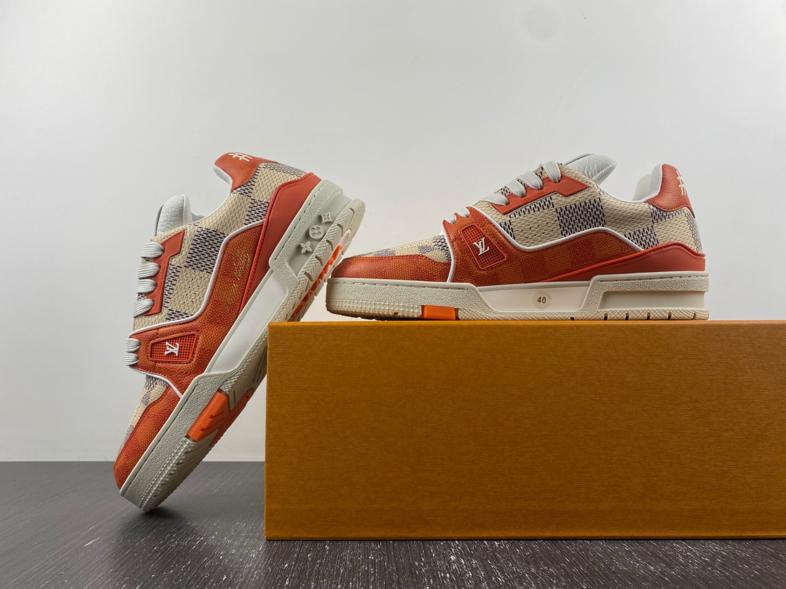 l**is V*t*n lv trainer new york limited white-orange-gray check color