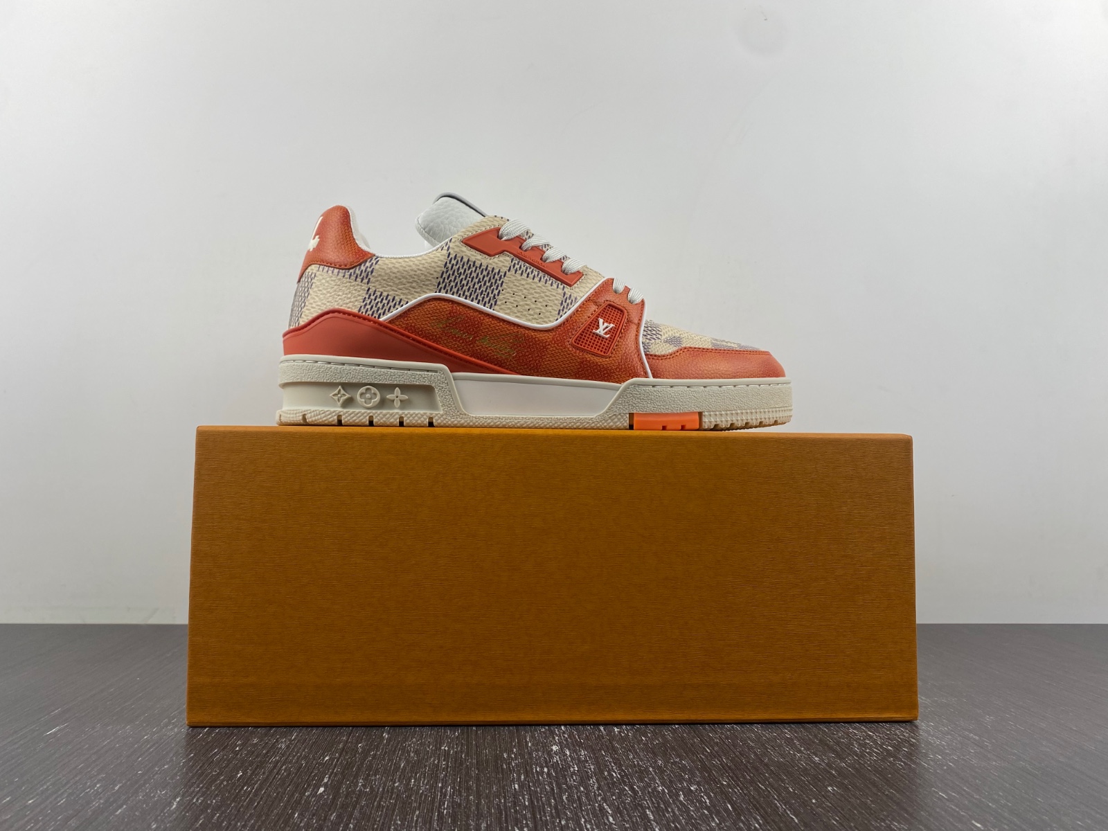 l**is V*t*n lv trainer new york limited white-orange-gray check color
