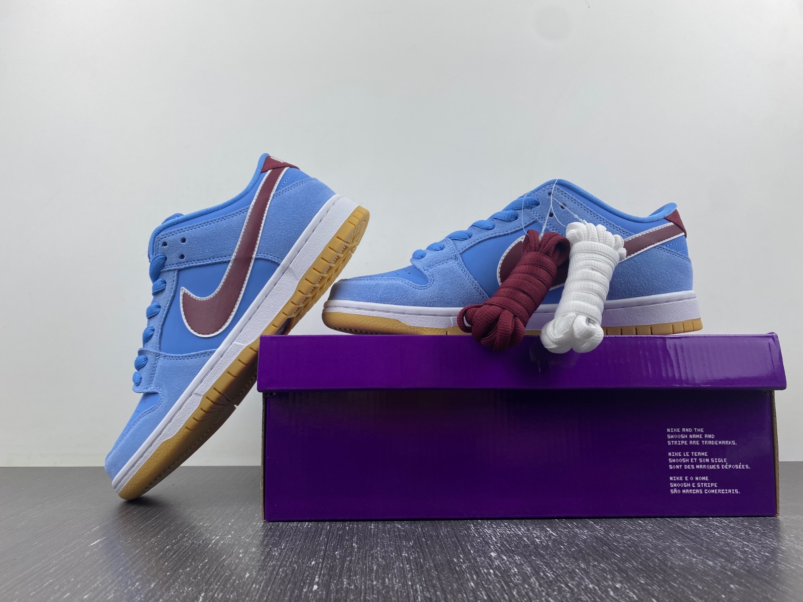 Nike SB Dunk Low “Phillies”