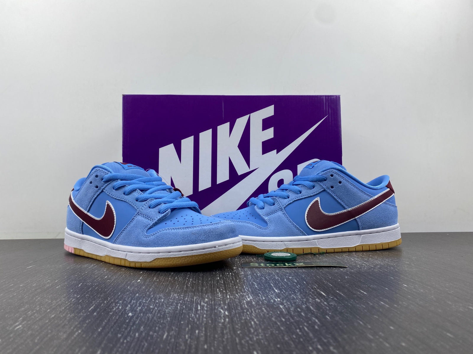 Nike SB Dunk Low “Phillies”