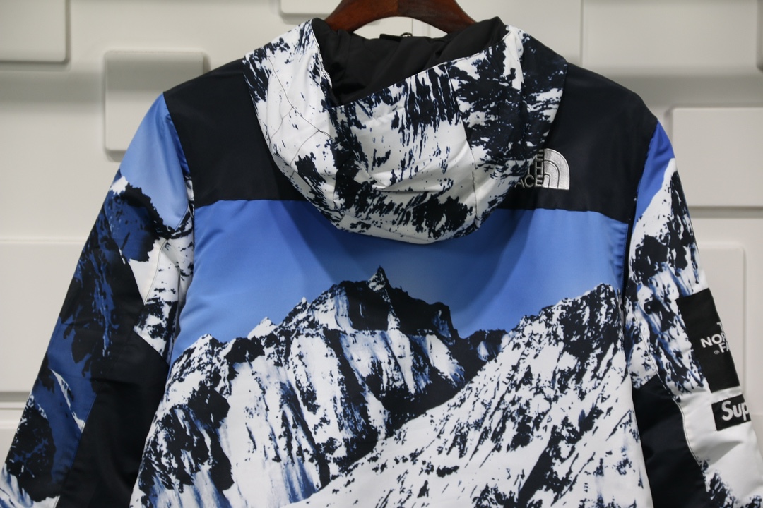 S*prem3 the n0*h f**e mountain parka blue/white