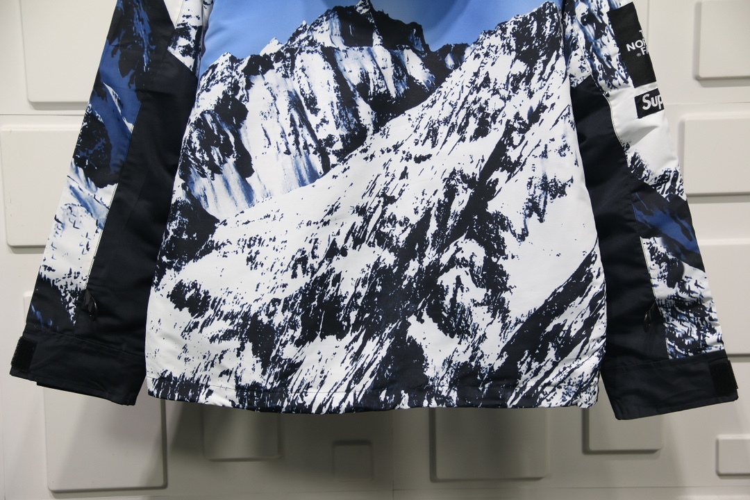 S*prem3 the n0*h f**e mountain parka blue/white